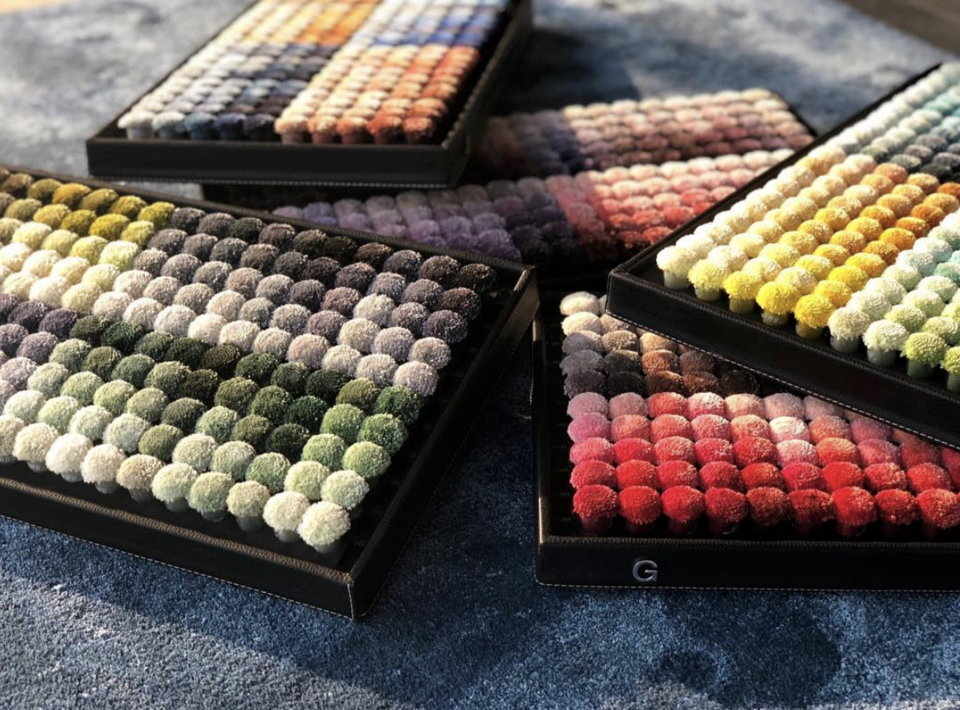Τα περίφημα color poms, μικρές φούντες από μετάξι και μαλλί σε 2.000 διαφορετικές αποχρώσεις. Από αυτές επιλέγουν οι καλλιτέχνες για να δημιουργήσουν τα έργα τους πάνω στα χειροποίητα χαλιά του Art Rug Projects