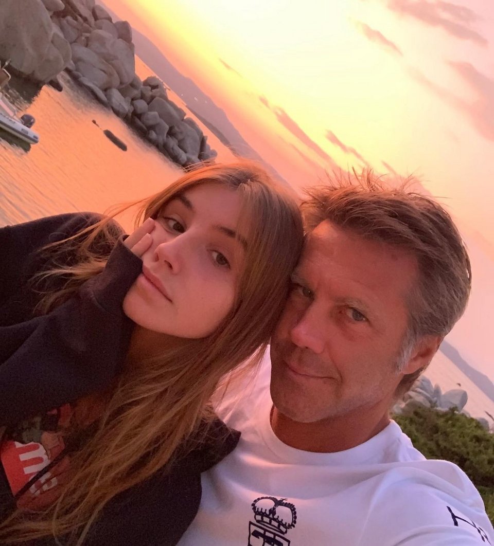 πατέρα και κόρη σε μια selfie που τραβήχτηκε πρόσφατα κατά τη διάρκεια ενός ηλιοβασιλέματος.