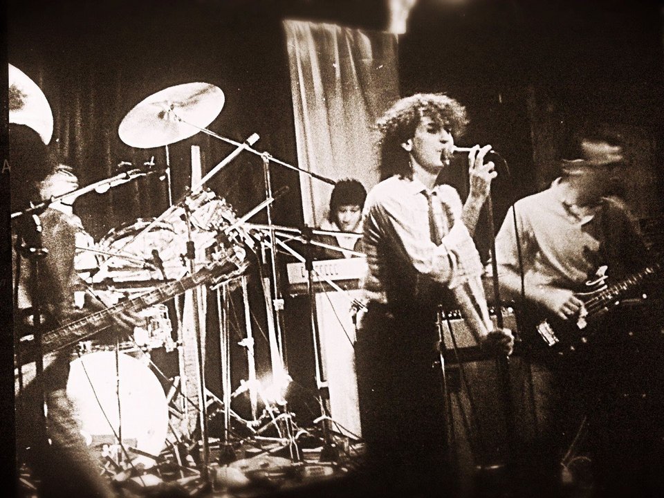 Live στις «Μούσες» το 1984. Την εποχή που ο Νίκος Καρβέλας έπαιζε πλήκτρα στην μπάντα. Πηγή σελίδα Sharp Ties στο facebook