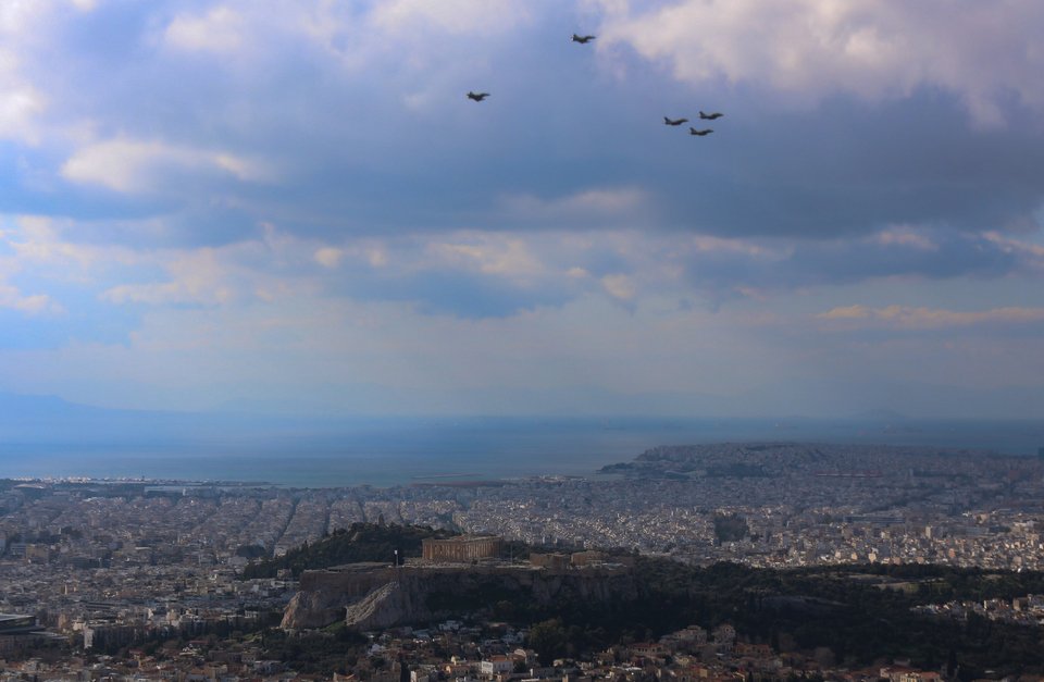 Ο πρώτος σχηματισμός των Rafale πάνω από την Ακρόπολη