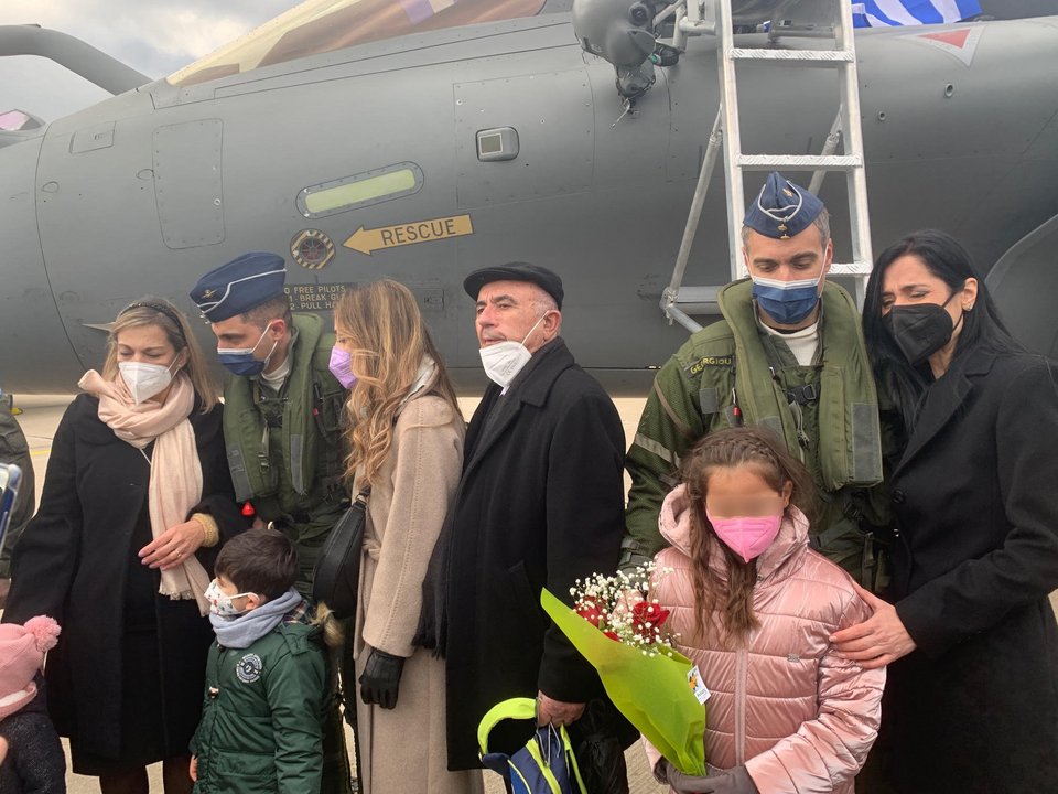 Αφιξη των Rafale στην Τανάγρα, οι πιλότοι με τις οικογένειές τους / Φωτογραφία: Σωτήρης Σκουλούδης, iefimerida