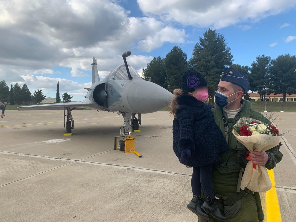 Αφιξη των Rafale στην Τανάγρα, οι πιλότοι με τις οικογένειές τους / Φωτογραφία: Σωτήρης Σκουλούδης, iefimerida