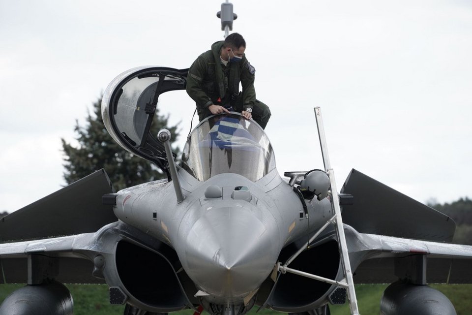 Ο Ελληνας πιλότος σε Rafale στην Τανάγρα