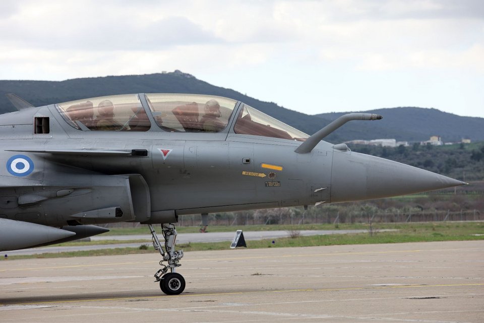Ενα από τα δύο διθέσια Rafale που έφτασαν στην Ελλάδα