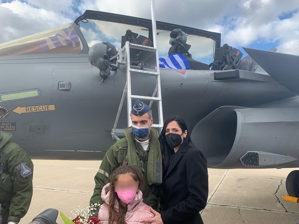 Αφιξη των Rafale στην Τανάγρα, οι πιλότοι με τις οικογένειές τους / Φωτογραφία: Σωτήρης Σκουλούδης, iefimerida