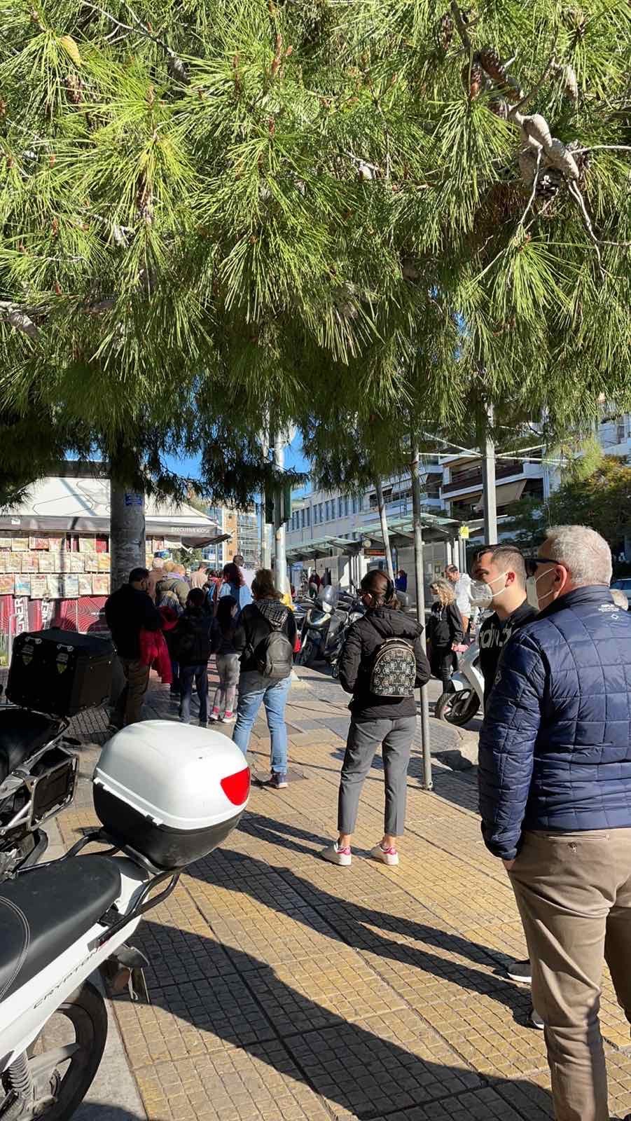 Τεράστιες ουρές στη Νέα Σμύρνη για rapid test
