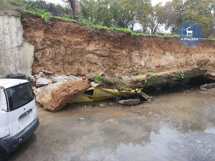 Ρόδος, τοίχος συνέθλιψε δύο αυτοκίνητα