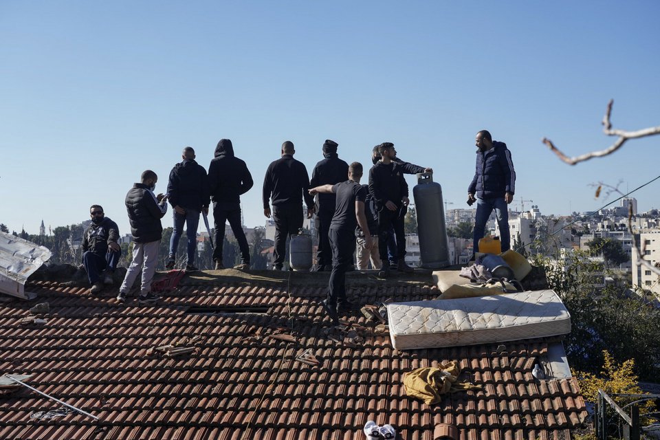 Παλαιστίνιοι κρατώντας μπιτόνια με βενζίνη