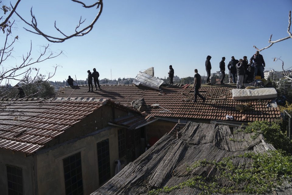 Άνθρωποι στη σκεπή απειλούν να βάλουν φωτιά