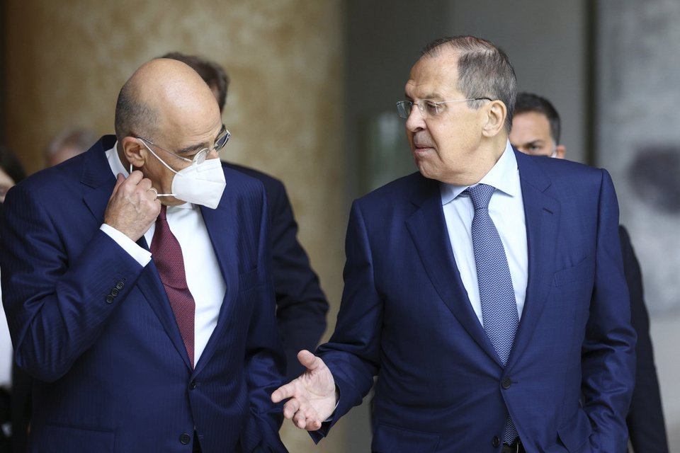 Οι ΥΠΕΞ Ελλάδας και Ρωσίας, Νίκος Δένδιας και Σεργκέι Λαβρόφ / Φωτογραφία: AP Photos/Ρωσικό Υπουργείο Εξωτερικών