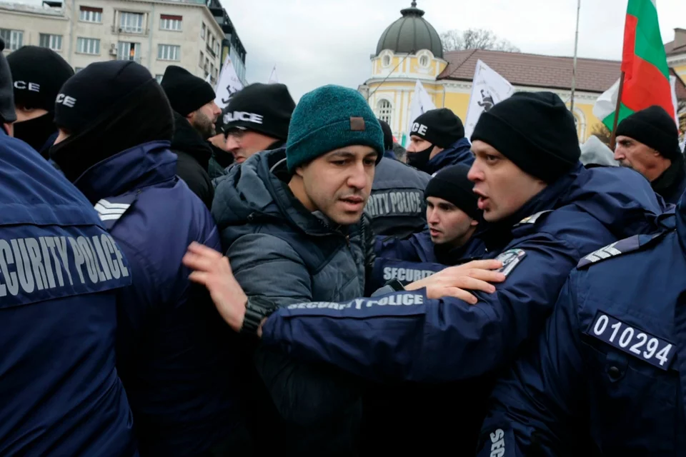 Η επέμβαση της βουλγαρικής αστυνομίας ήταν άμεση και τελικά κατάφεραν να συγκρατήσουν το πλήθος -Φωτογραφία: AP Photo/Valentina Petrova