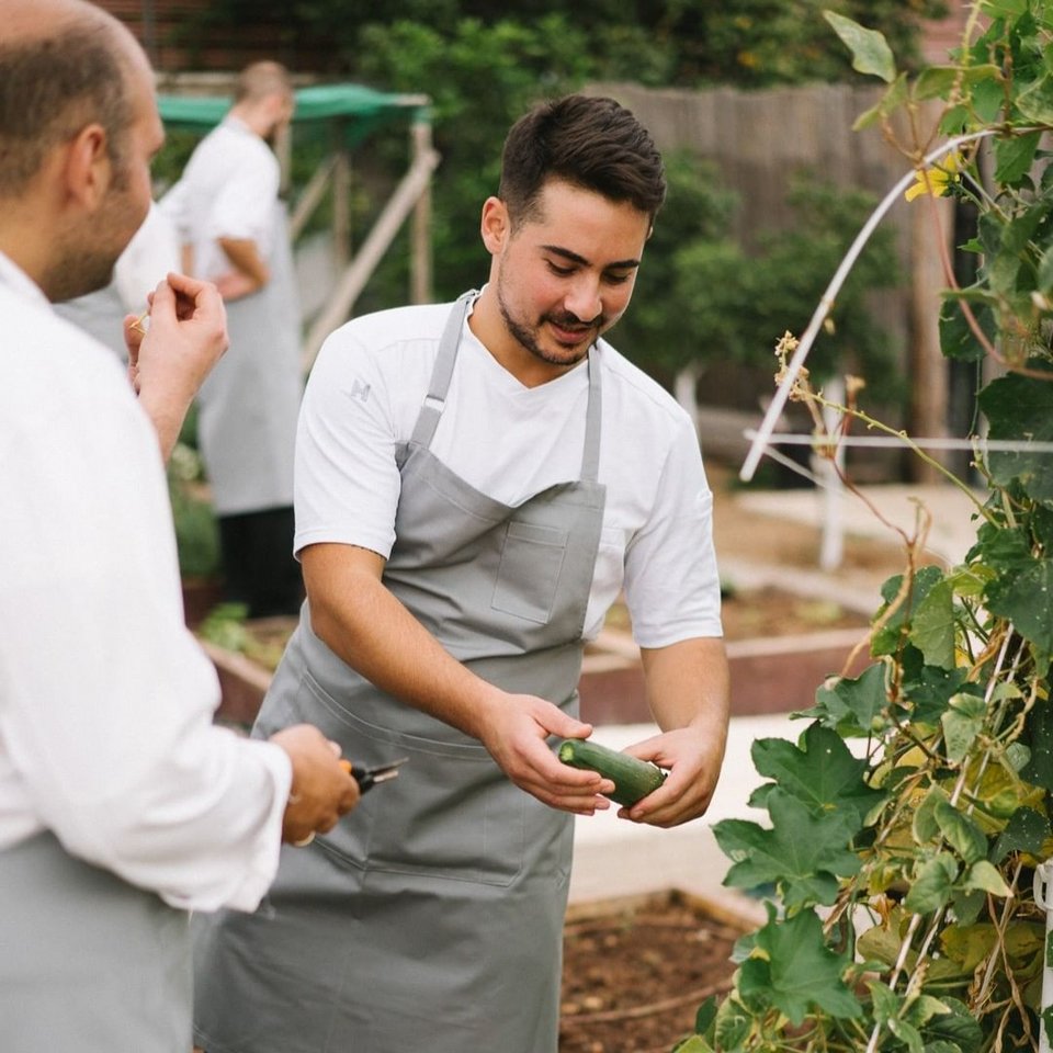 Οι συνεργάτες του σεφ Τάσου Μαντή επιλέγουν για το νέο του εστιατόριο Soil στο Παγκράτι τα καλύτερα λαχανικά από τη φάρμα του στο Αλεποχώρι - Φωτογραφία: Soil/Instaram