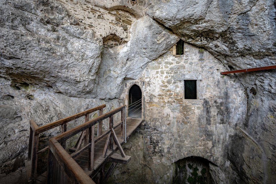 Δωμάτια μέσα στη σπηλιά στο Κάστρο Predjama