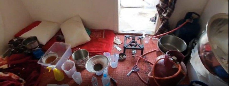 Ναρκωτικά και είδη κατασκευής αυτών βρέθηκαν σε σπίτι τριών Αφγανών στην Κυψέλη, Φωτογραφία: Ελληνική Αστυνομία