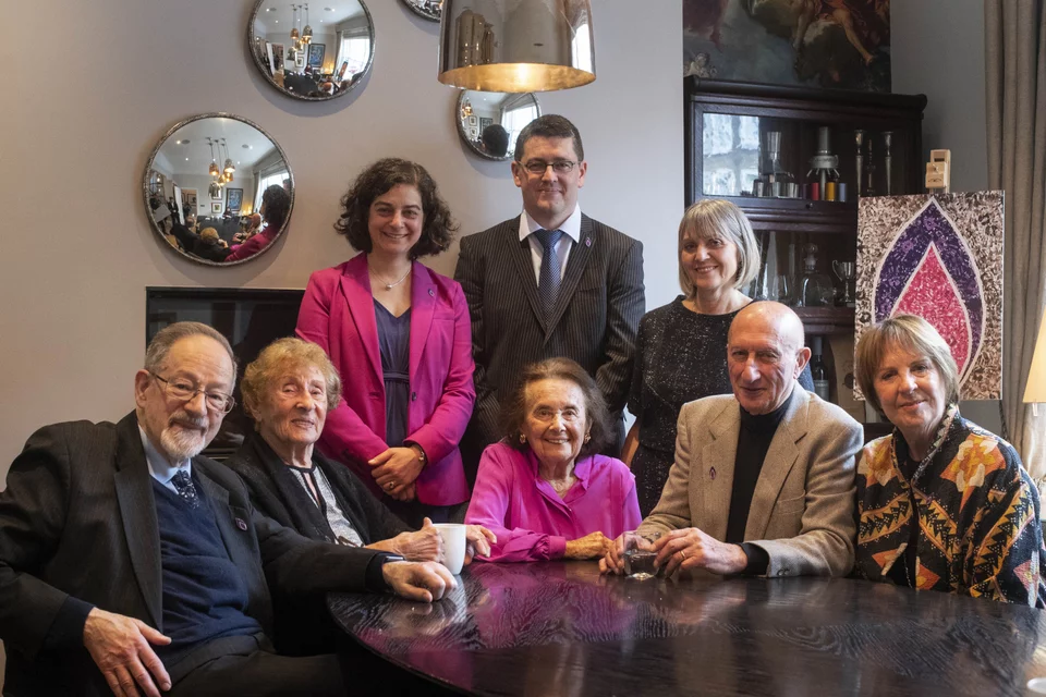 Η Σούζαν Πόλακ (αριστερά καθιστή) την Ημέρα Μνήμης του Ολοκαυτώματος 2020 στο Λονδίνο μαζί με άλλους επιζήσαντες