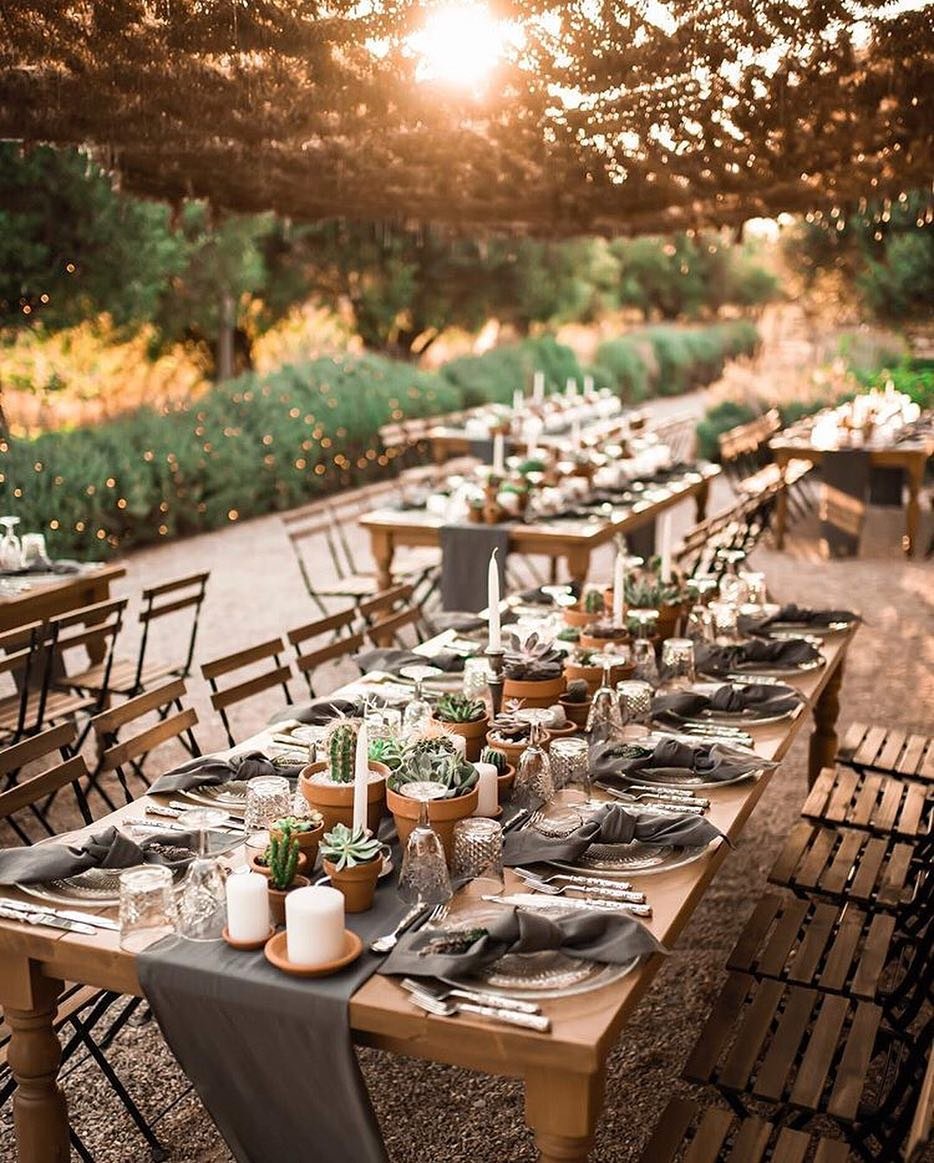 Tα τραπέζια στη The Margi Farm, στα Καλύβια, στρώνονται μέσα στον κήπο, κοντά στο μποστάνι από το οποίο παράγονται τα πιάτα που σερβίρει - Φωτογραφία: The Margi Farm/Instagram