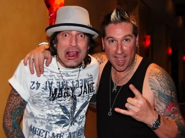 Ο Τόμι Λι με τον καλό του φίλο Γκέριν Σουίνγκ