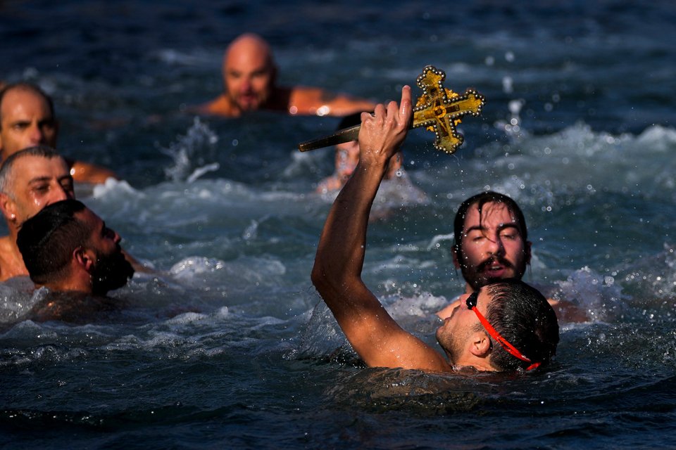 Κρατά ψηλά τον Σταυρό κατά τη διάρκεια της τελετής των Θεοφανίων στην Κωνσταντινούπολη, Τουρκία/ AP Photo/Francisco Seco