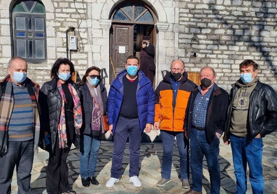 Ο πρώην πρωθυπουργός ξεναγήθηκε στο εκκλησάκι του Αϊ Γιώργη με φιλική συντροφιά