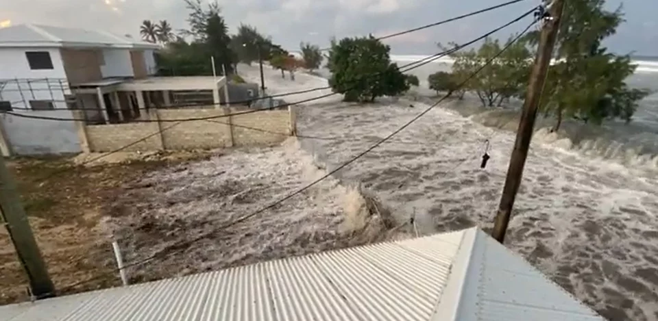 https://www.iefimerida.gr/sites/default/files/styles/in_article/public/article-images/2022-01/tsunami-paralia-2.jpg.webp?itok=Ni5TLYZ1