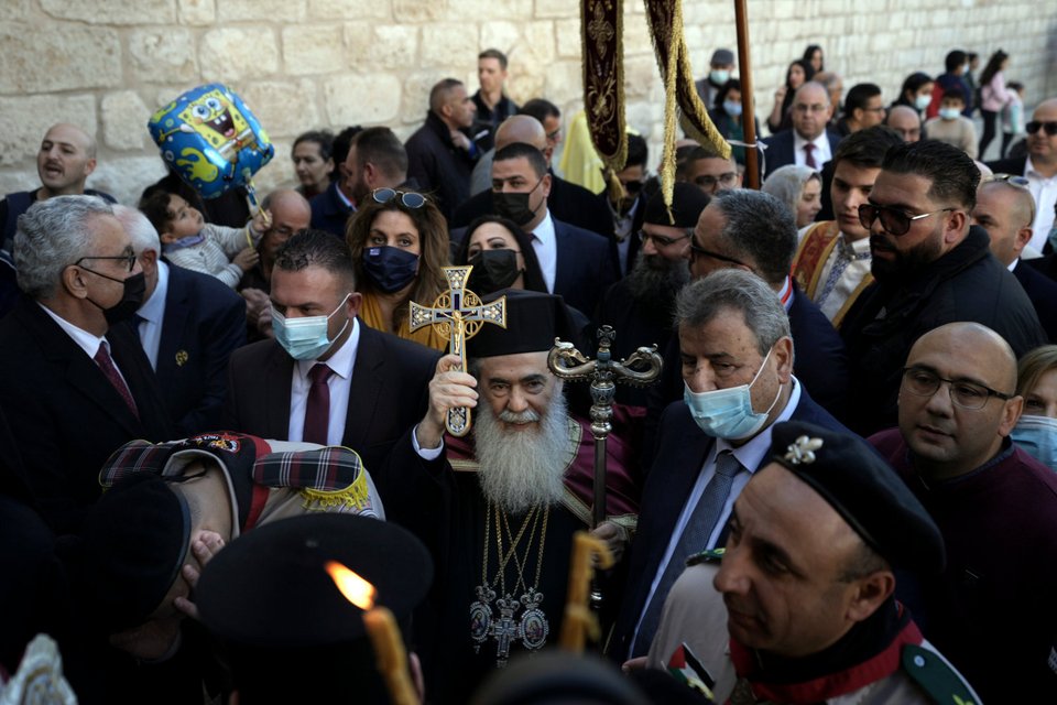 Ο Ελληνορθόδοξος Πατριάρχης των Αγίων Τόπων Θεόφιλος Γ', στο κέντρο, φτάνει στη Βηθλεέμ/ AP Photo/Mahmoud Illean