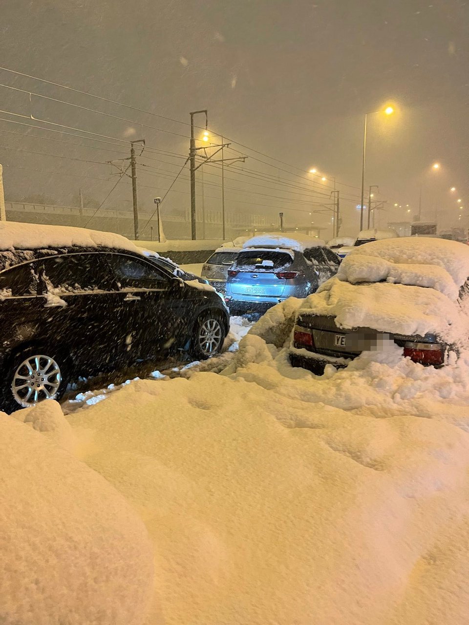 Εγκλωβισμένα αυτοκίνητα στην Αττική Οδό λόγω του χιονιά