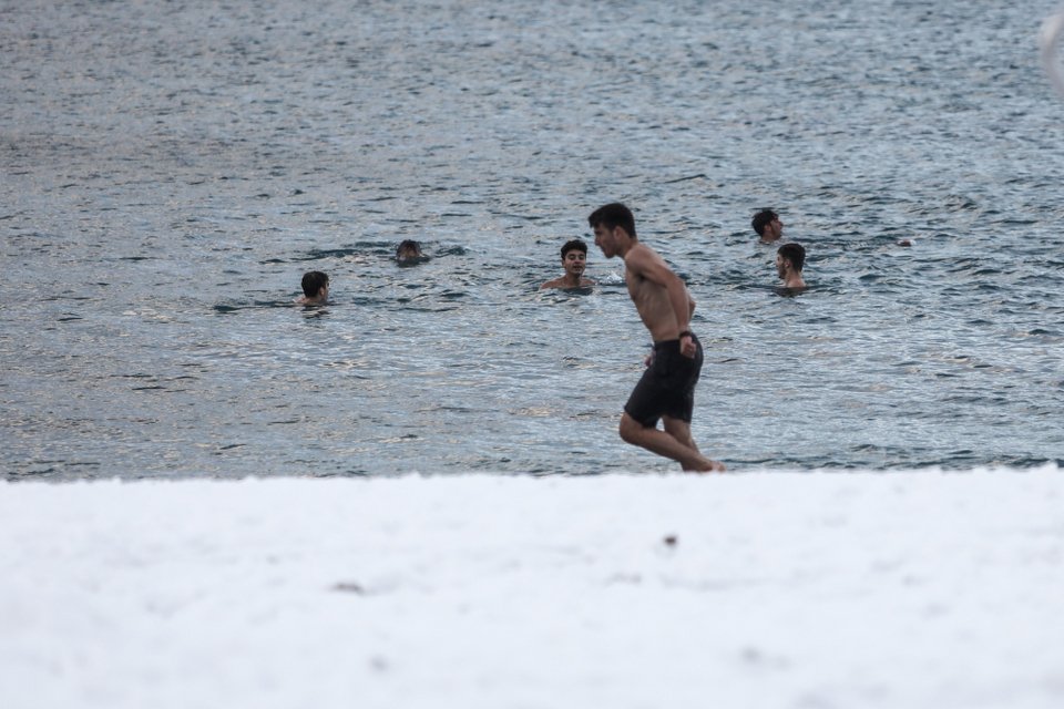 Τολμηροί νεαροί βούτηξαν στην παραλία του Παλαιού Φαλήρου