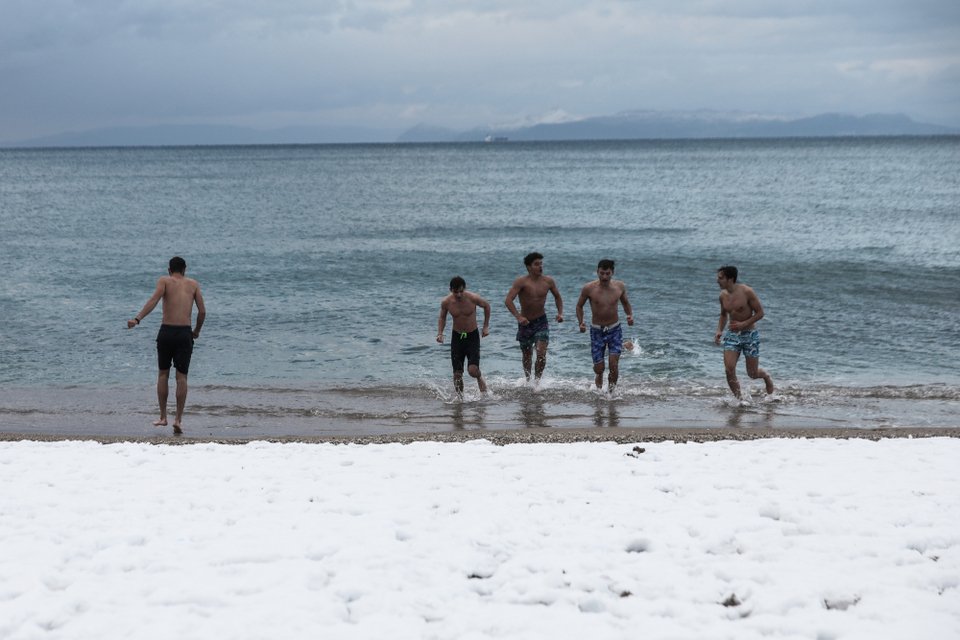 Τολμηροί νεαροί βούτηξαν στην παραλία του Παλαιού Φαλήρου