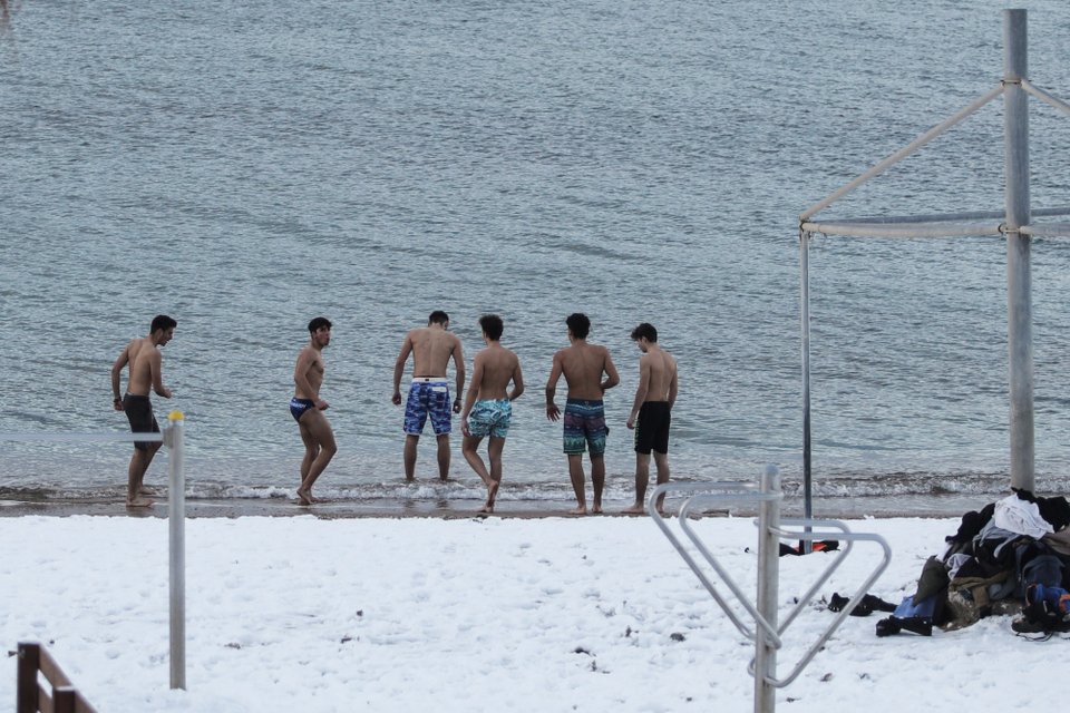Τολμηροί νεαροί βούτηξαν στην παραλία του Παλαιού Φαλήρου