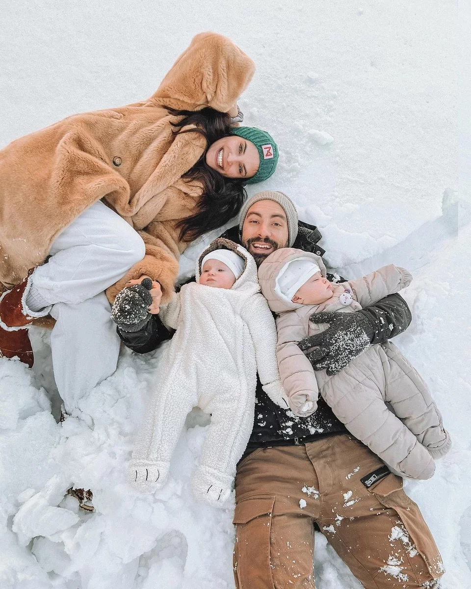 Σάκης Τανιμανίδης και Χριστίνα Μπόμπα ξαπλωμένοι στα χιόνια μαζί με τις δίδυμες κόρες τους