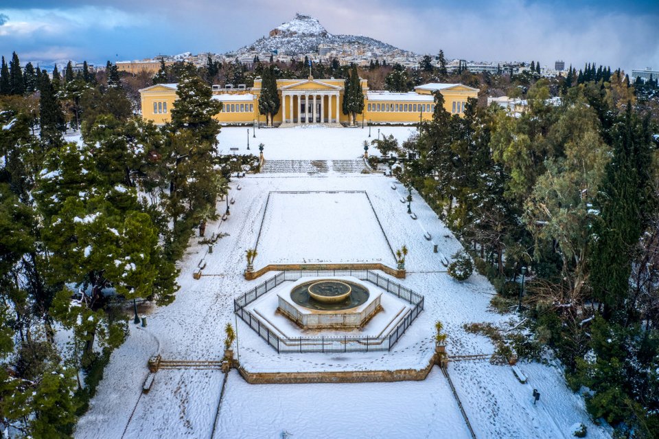 Η χιονισμένη Αθήνα από ψηλά