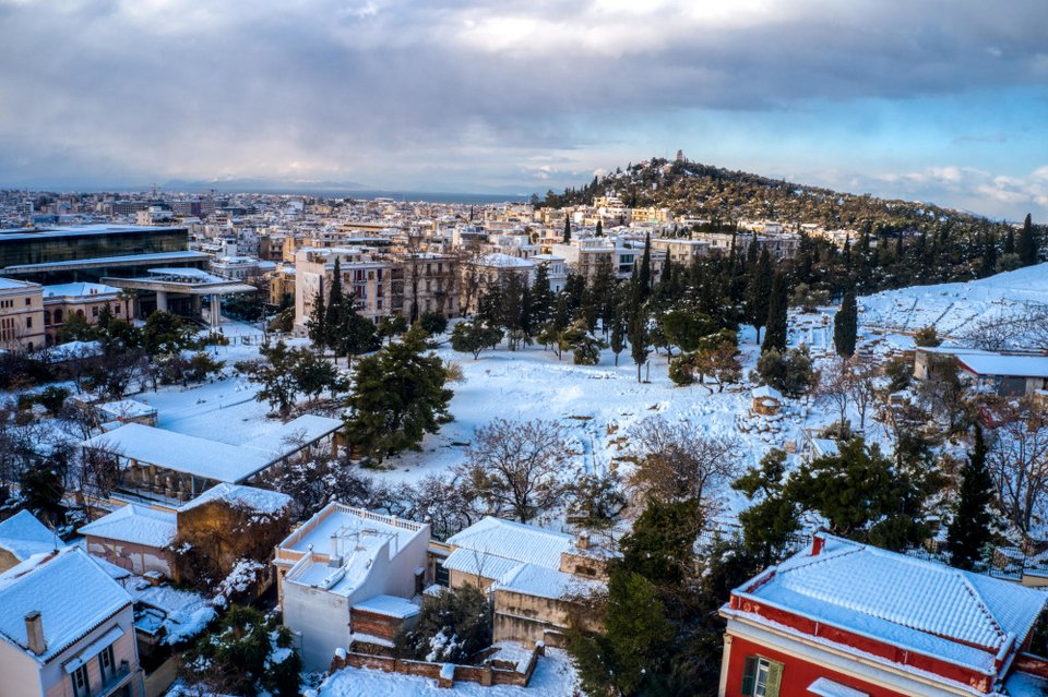 Η χιονισμένη Αθήνα από ψηλά