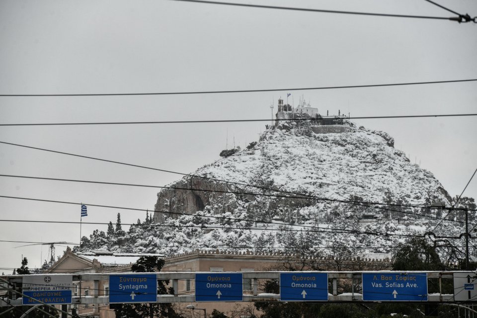 Η χιονισμένη Αθήνα από ψηλά