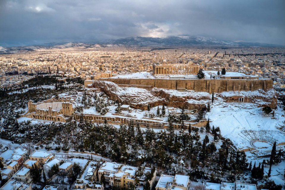 Η χιονισμένη Αθήνα από ψηλά