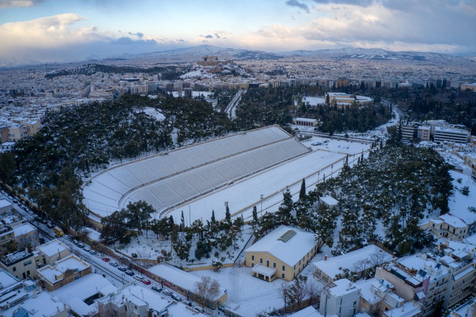 Η χιονισμένη Αθήνα από ψηλά