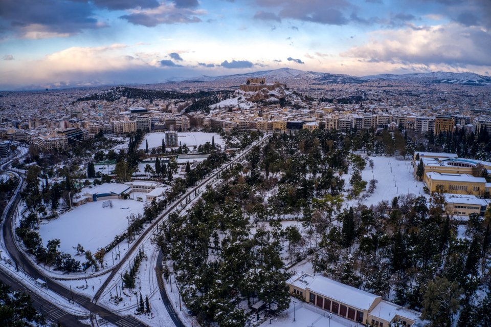 Η χιονισμένη Αθήνα από ψηλά