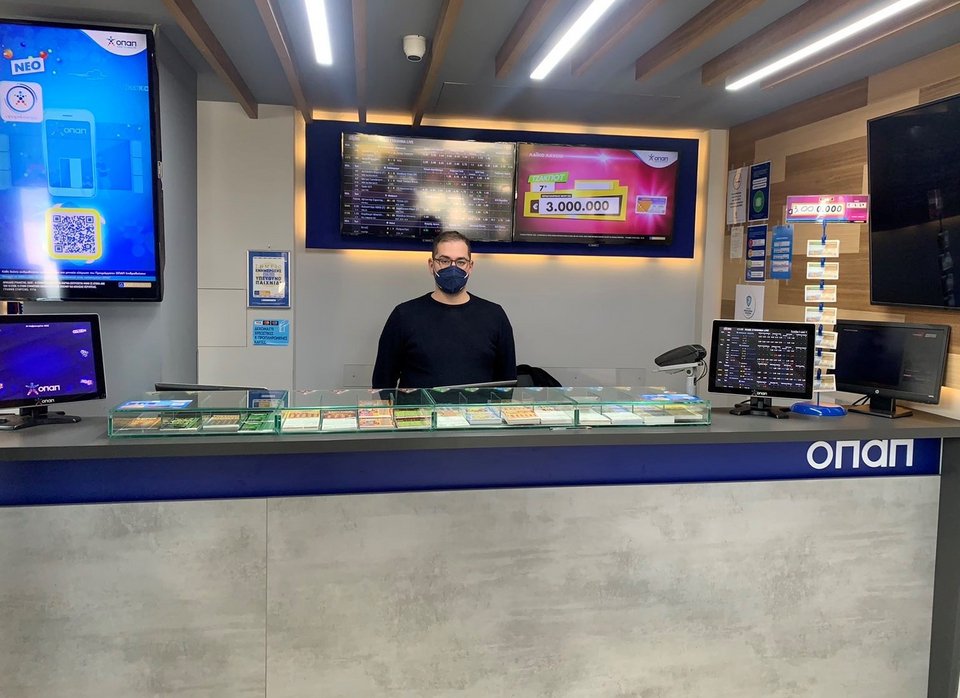 Ο κ. Δημήτρης Ρούτσιος, υπεύθυνος καταστήματος ΟΠΑΠ στη Λεωφόρο Αλεξάνδρας 