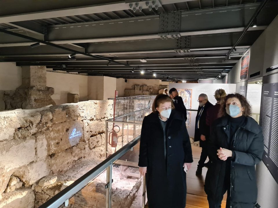 Επίσκεψη της Λίνας Μενδώνη στις αρχαιότητες του Palazzo Reale