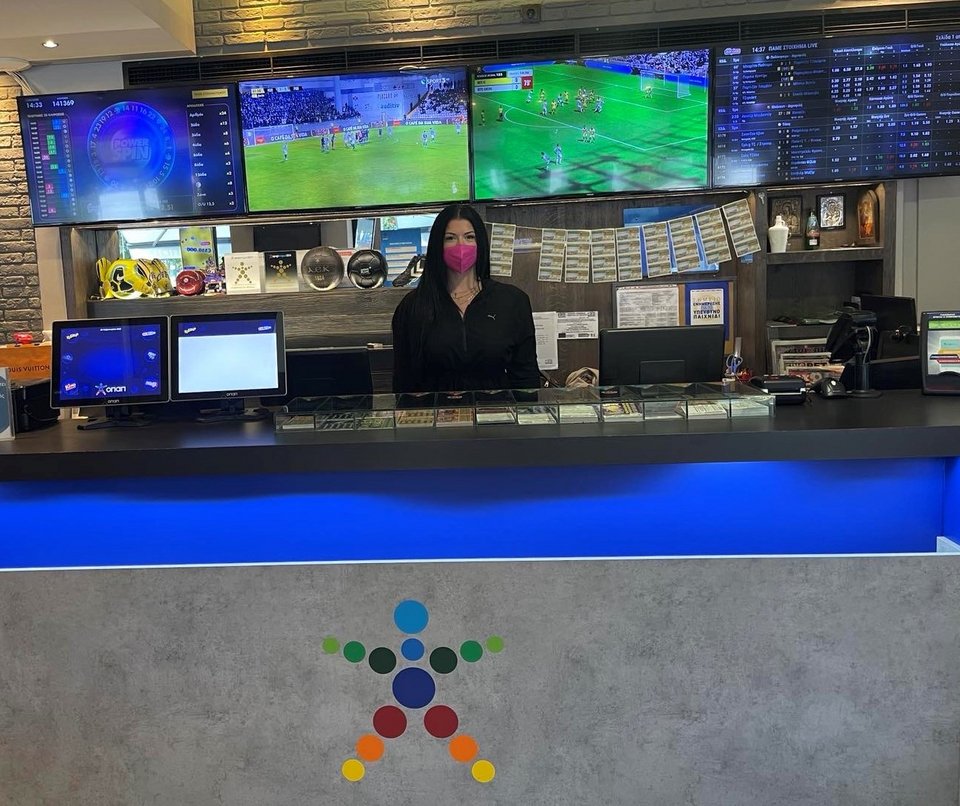 Η κ. Θεοδώρα Διαμαντή, υπάλληλος στο κατάστημα ΟΠΑΠ στη Ν. Φιλαδέλφεια 