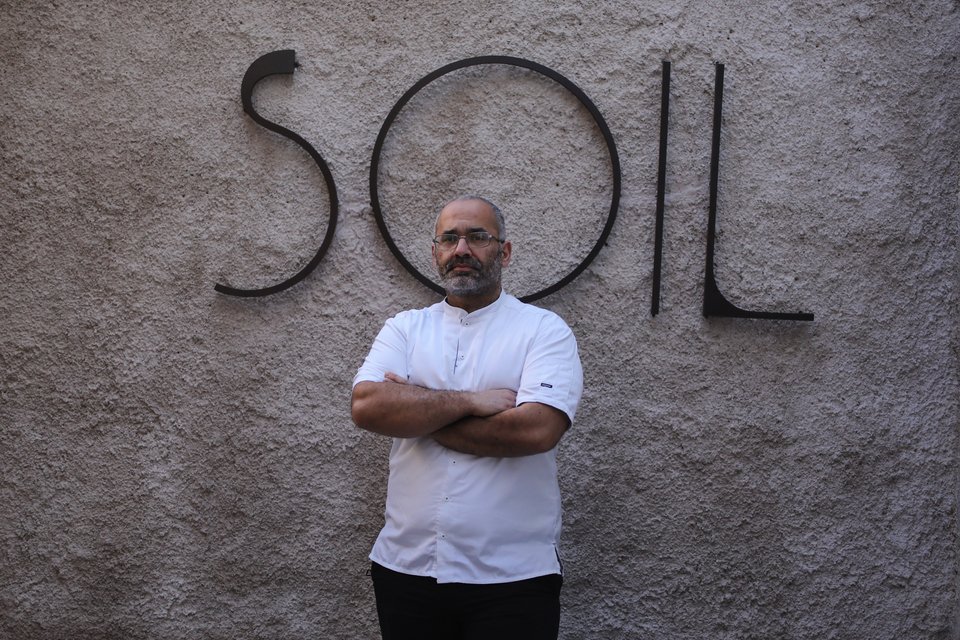 Ο σεφ του Soil Τάσος Μαντής φωτογραφημένος στην αυλή του Soil - Φωτογραφία: Δημήτρης Καπάνταης/Sooc για iefimerida.gr