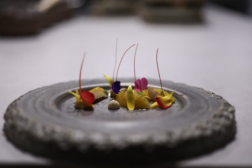 Τα πιάτα μοιάζουν με βρώσιμα μικρά έργα τέχνης - Φωτογραφία: Δημήτρης Καπάνταης/Sooc για iefimerida.gr