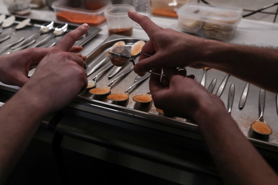 Η κουζίνα σε εστιατόρια όπως αυτό είναι σαν ατελιέ ζωγραφικής - Φωτογραφία: Δημήτρης Καπάνταης/Sooc για iefimerida.gr