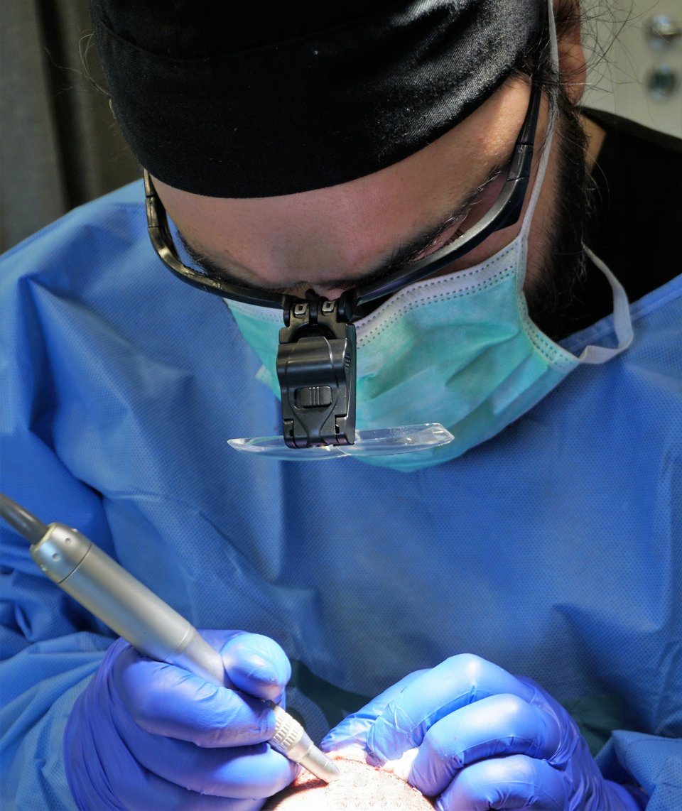 ﻿FUT, FUE και την DHI Direct Hair Implantation. Μάθετε τα πάντα για τις τεχνικές μεταμόσχευσης μαλλιών.