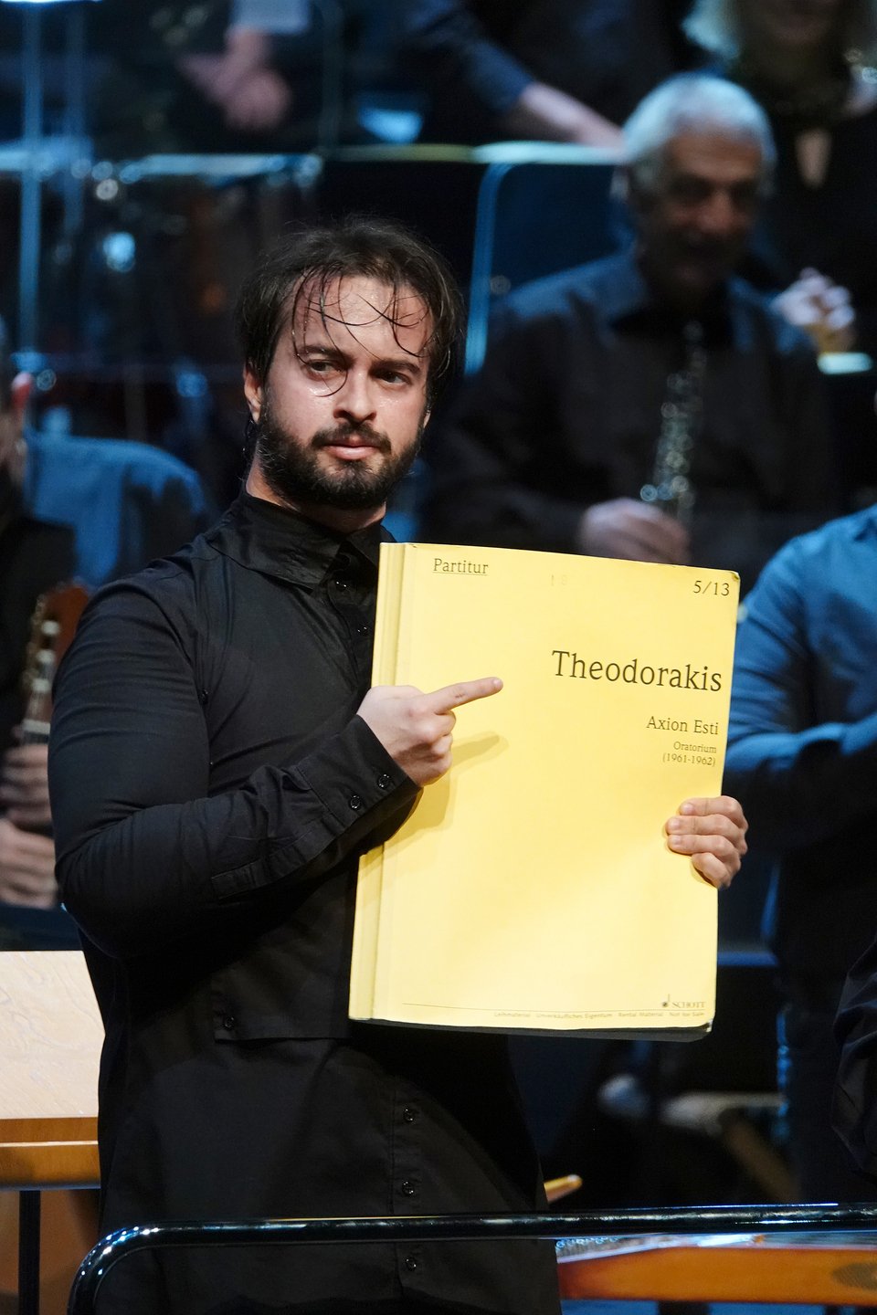 Με την παρτιτούρα του «Άξιον Εστί» του Μίκη Θεοδωράκη που διηύθυνε στη Λυρική / Ανδρέας Σιμόπυλος