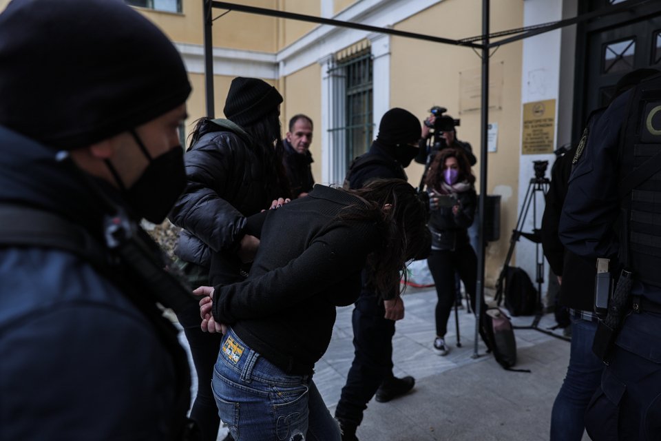 Η 29χρονη μητέρα οδηγείται στον εισαγγελέα