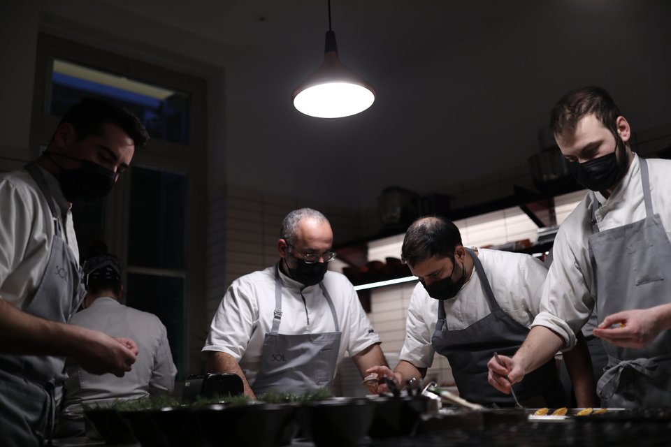 O σεφ Τάσος Μαντής και το επιτελείο του κατά τη διάρκεια προετοιμασίας του πιάτου «Πεύκο» - Φωτογραφία: Δημήτρης Καπάνταης/Sooc για iefimerida.gr