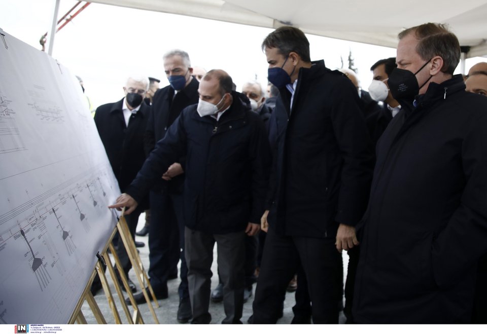 Ο Κυριάκος Μητσοτάκης με τον υφυπουργό Υποδομών