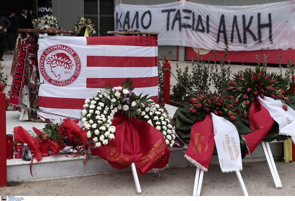 Ο Ολυμπιακός στο μνημείο της Θύρας 7 / INTIME