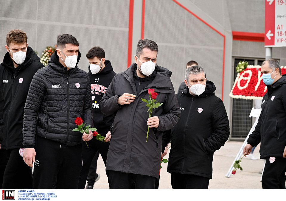 Ο Ολυμπιακός στο μνημείο της Θύρας 7 / INTIME