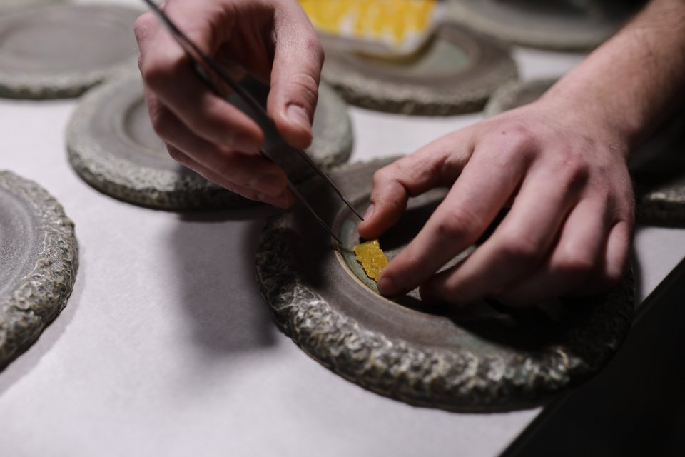 Με λεπτές κινήσεις, με τσιμπήδες και νυστέρια, κάνουν χειρουργικά την παρασκευή των πιάτων υψηλής γαστρονομίας - Φωτογραφία: Δημήτρης Καπάνταης/Sooc για iefimerida.gr